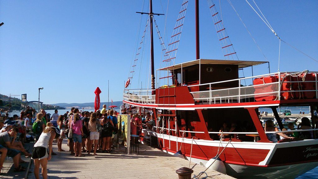 Fishpichnic boat Omis